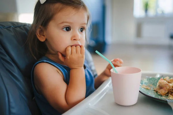 Menina Comendo Alimentos Com Mãos Cadeira Alta Auto Alimentação Desfrutando — Fotografia de Stock