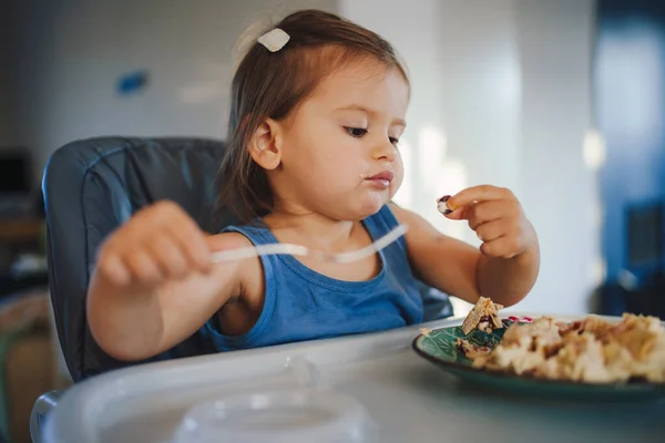 Menina Bebê Bebê Feliz Aprendendo Comer Com Garfo Enquanto Sentado — Fotografia de Stock