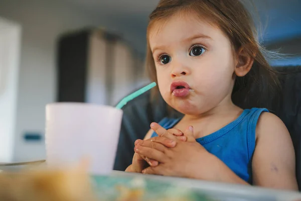 Retrato Uma Menina Caucasiana Comendo Macarrão Prato Sentado Cadeira Alta — Fotografia de Stock