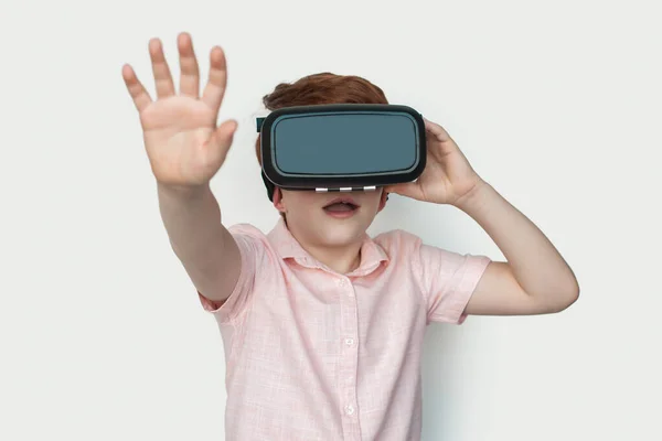 Bambino Che Sperimenta Realtà Virtuale Guardando Occhiali Isolati Sfondo Bianco — Foto Stock