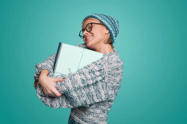 Retrato Mujer Sonriente Abrazando Caja Regalo Estando Feliz Recibir Regalo —  Fotos de Stock