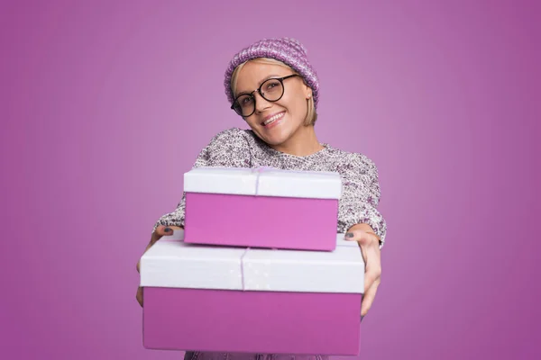Glædelig Ung Kvinde Iført Hat Briller Der Giver Dig Gaveæsker - Stock-foto