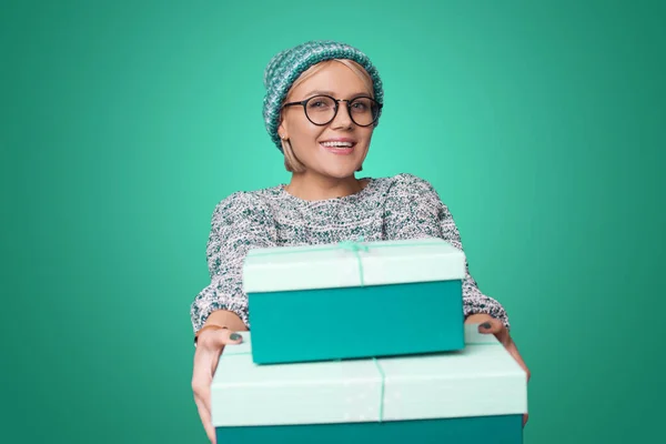 Porträt Einer Attraktiven Frau Mit Brille Die Ihnen Zwei Geschenkboxen — Stockfoto