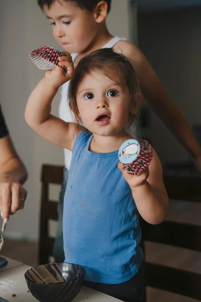 Madre Enseñando Niño Adorable Pequeño Preparar Masa Para Pasteles Caseros — Foto de Stock