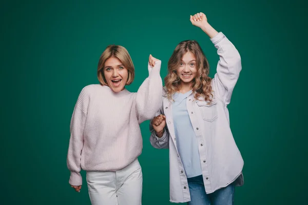 Porträt Zweier Glücklich Lächelnder Frauen Die Vor Grünem Hintergrund Feiern — Stockfoto