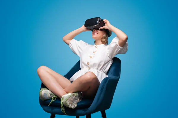 Mujer Joven Usando Gafas Realidad Virtual Sentada Silla Aislada Sobre — Foto de Stock
