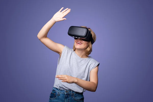 Frau Moderner Brille Mit Virtual Reality Erfahrung Isoliert Vor Lila — Stockfoto