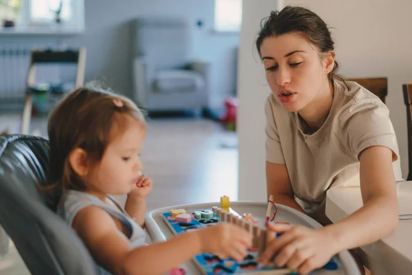 Menina Bebê Feliz Brincando Com Brinquedo Madeira Colorido Aprender Contar — Fotografia de Stock