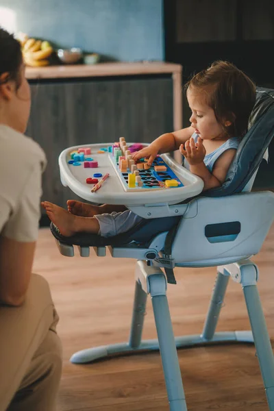 Menina Aprendendo Reconhecer Números Sentados Mesa Bebê Construtor Aprender Estudar — Fotografia de Stock