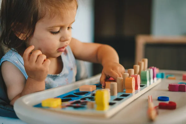 Menina Bebê Brincando Com Peças Madeira Coloridas Pintadas Com Números — Fotografia de Stock