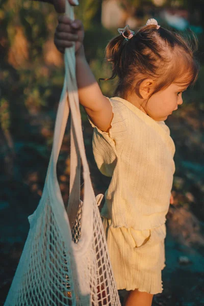 Menina Segurando Saco Compras Corda Com Legumes Jardim Pôr Sol — Fotografia de Stock