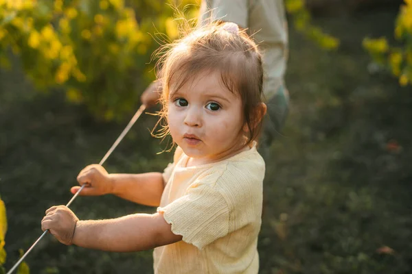 Portrait Latéral Bébé Fille Debout Dans Vignoble Regardant Caméra Heure — Photo