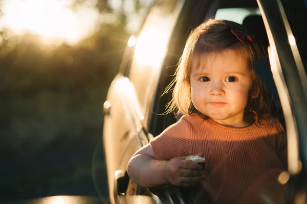Funny Baby Girl Sticking Her Head Out Car Window Looking — Stock Photo, Image
