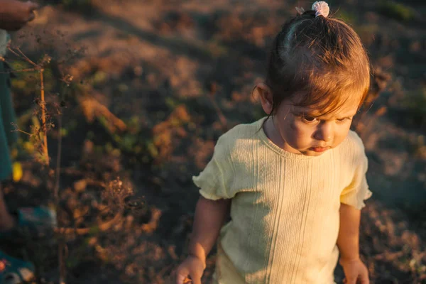 Девочка Стоящая Лицом Лицу Солнце Сельском Саду Играющая Природе Лето — стоковое фото