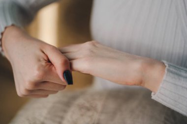 Nemlendirici kullanan bir kadının narin elleri. Kişisel bakım kavramı