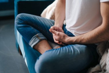 Erkeklerin ellerinin meditasyon pozisyonunda durduğu yakın çekim görüntüsü. Doğal güzellik. Güzellik rutini. Yüz derisi..