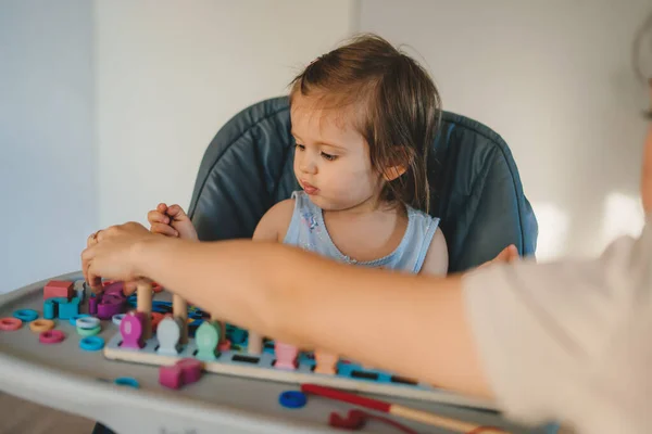Criança Bebê Brincando Com Diferentes Formas Madeira Cor Habilidades Motoras — Fotografia de Stock