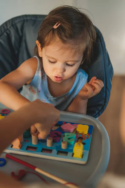 Mãe Ensinando Menina Contar Brincando Com Brinquedos Coloridos Educativo Jogos — Fotografia de Stock
