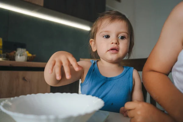 Bebê Menina Seu Irmão Preparar Cupcakes Cozinha Com Ajuda Sua — Fotografia de Stock