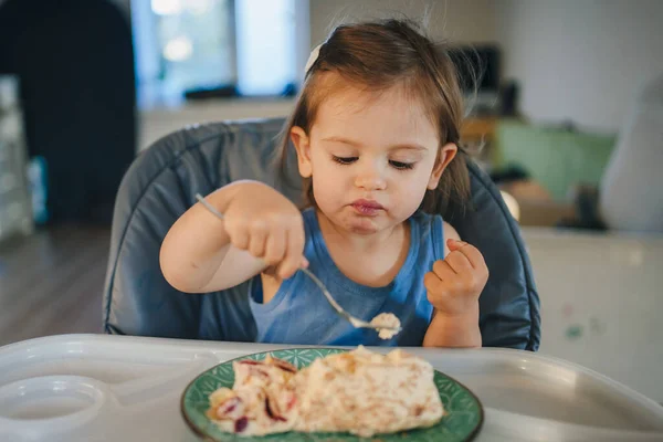Happy Little Cute Baby Girl Apreciando Comer Comida Enquanto Sentado — Fotografia de Stock