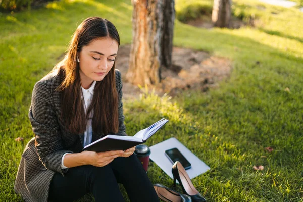Smart Lyhörd Ung Affärskvinna Njuter Bok Parken Sommardagen Vacker Flicka — Stockfoto