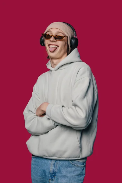 Portrét Mladého Pohledného Vtipného Funky Muže Slunečními Brýlemi Sluchátky Poslech — Stock fotografie