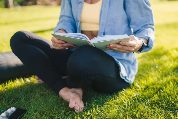 Model Woman Sitting Grass Reading Book Outdoors Workouts Beauty Portrait — Stock Photo, Image