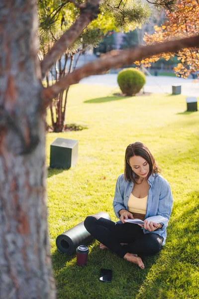 Una Joven Morena Feliz Leyendo Libro Mientras Está Sentada Hierba —  Fotos de Stock