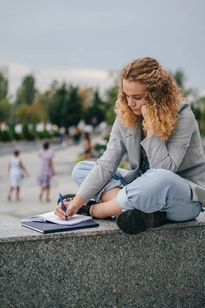 Jovem Estudante Adolescente Bonita Estudando Livre Parque Escrevendo Caderno Com — Fotografia de Stock