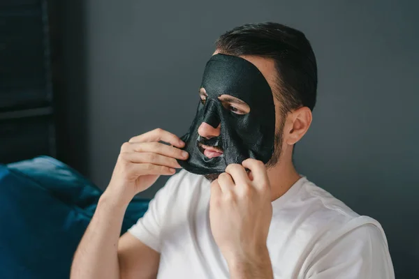 Χαρούμενος Γενειοφόρος Νεαρός Που Φοράει Μάσκα Προσώπου Για Αντιρυτιδική Περιποίηση — Φωτογραφία Αρχείου