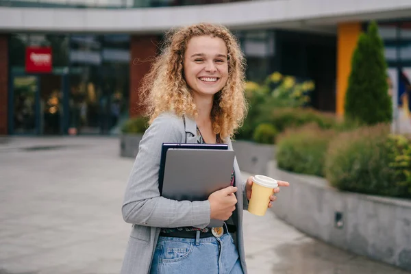 Χαμογελαστή Νεαρή Μαθήτρια Που Κρατάει Καφέ Και Σημειωματάρια Πηγαίνει Στο — Φωτογραφία Αρχείου