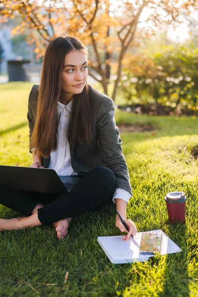 Mladá Atraktivní Podnikatelka Nosí Jacke Sedí Trávníku Parku Slunečného Dne — Stock fotografie