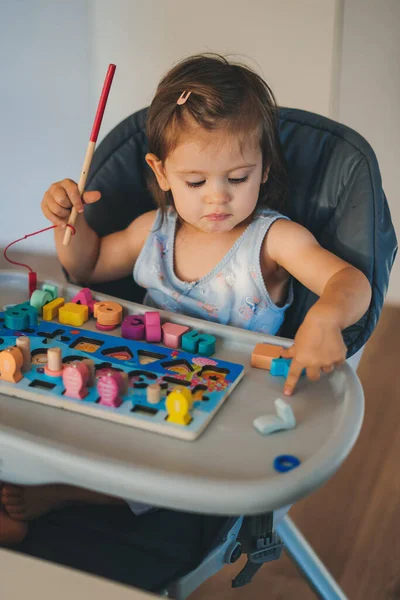 Menina Feliz Sentada Cadeira Alta Brincando Com Brinquedos Madeira Números — Fotografia de Stock