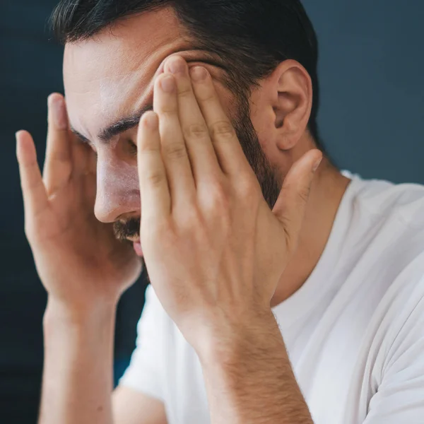 Frustrierter Junger Mann Mit Die Stirn Gedrückten Fingern Porträt Großaufnahme — Stockfoto