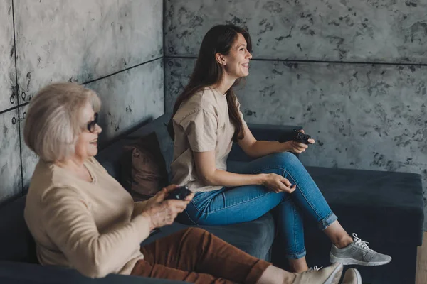 Два Покоління Грають Відеоігри Використовуючи Домашні Гамепади День Жінок Активні — стокове фото