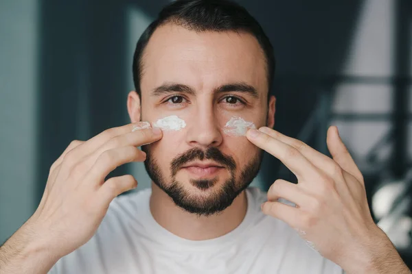 Närbild Porträtt Nöjd Kaukasier Man Tillämpa Hudvård Rutin Grädde Ansiktet — Stockfoto