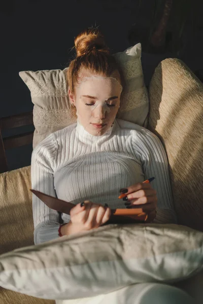 Femme Dans Masque Cosmétique Couchée Maison Écrivant Dans Carnet Temps — Photo