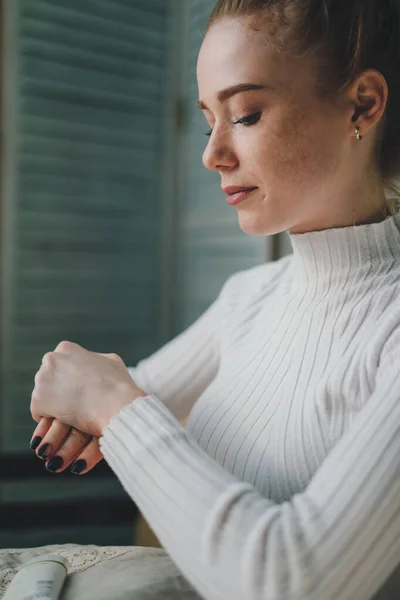 Внутренний Снимок Привлекательной Спокойной Женщины Сидящей Диване Делающей Косметологические Процедуры — стоковое фото