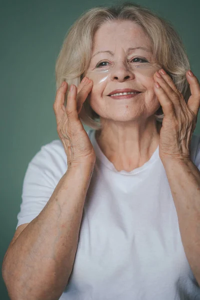 Smiling Old Caucasian Woman Natural Beauty Applying Patches Her Eyes — Stock Photo, Image