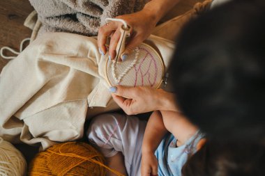 Çocuk işçiliği öğreten bir kadının en iyi görüntüsü. Çocuklu aile için zanaat ve hobi. Moda tarzı.