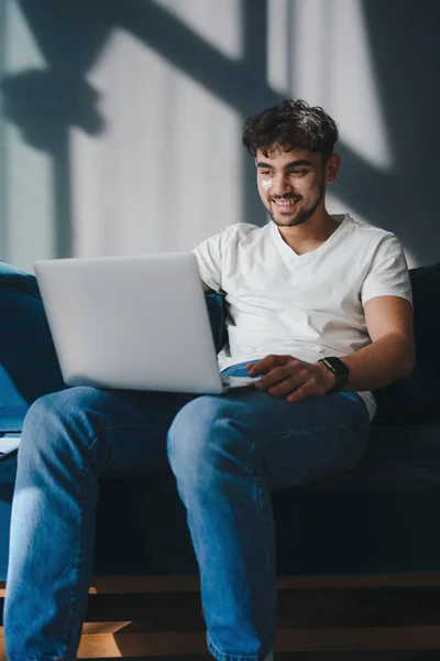 Jovem Sorridente Feliz Sentado Sofá Casa Trabalhando Laptop Line Usando — Fotografia de Stock