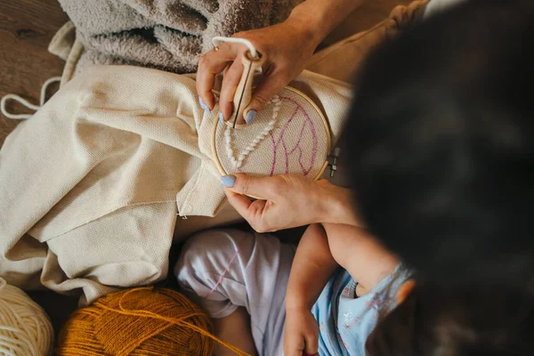 Çocuk işçiliği öğreten bir kadının en iyi görüntüsü. Çocuklu aile için zanaat ve hobi. Moda tarzı.
