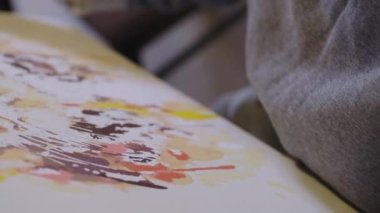 Kadın elleri tuvale akrilik boya çizerek resim çiziyor. Kendini izole etme, ev hobisi. Yeni başlayanlar için boyama