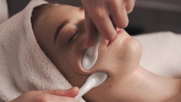 Mujer Recibiendo Masaje Facial Estirando Piel Cuidando Ella Dermatología Cosmetología — Vídeos de Stock