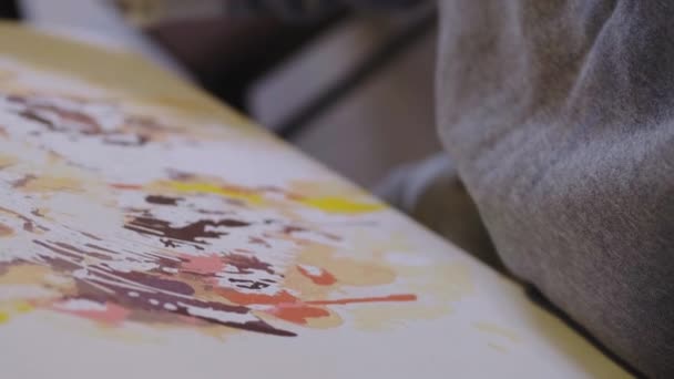 女人的手在画布上用数字画了一幅画 画上有丙烯酸颜料 自我封闭 家庭爱好 初学者绘画 — 图库视频影像