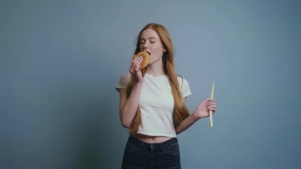 Mujer Disfrutando Deliciosa Hamburguesa Cerrando Los Ojos Del Placer Teniendo — Vídeo de stock