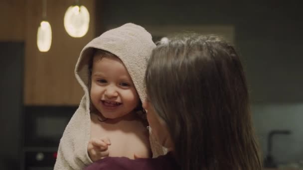 Femme Blanche Debout Avec Fille Bébé Dans Les Mains Enveloppées — Video