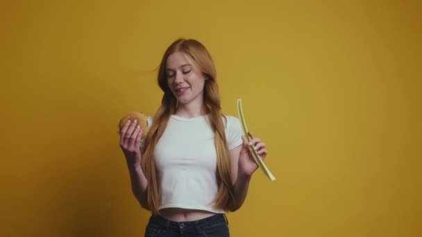 Femme Refusant Manger Hamburger Malsain Choisissant Légume Isolé Sur Fond — Video