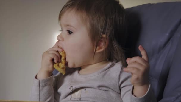 Γλυκό Κοριτσάκι Που Τρώει Βάφλα Πρωί Στο Σπίτι Υγιεινή Τροφή — Αρχείο Βίντεο