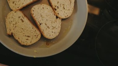 Mutfak masasında kahvaltı için hazırlanmış taze gri ekmek dilimleri olan tabağın üst görüntüsü. Nefis kahvaltı..